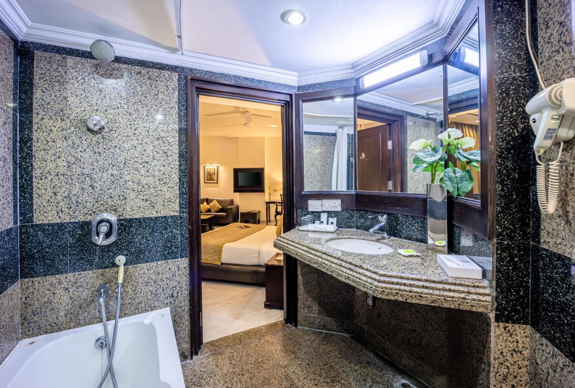 Hotel Shanti Palace Mahipalpur New Delhi Exteriör bild